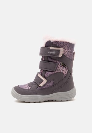 Lilla og pink vinterstøvle med leopardprint, tre velcroremme, grå gummisål og pink pelsforing øverst.