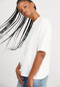 New Balance LINEAR HERITAGE TEE - Trükipildiga T-särk - sea salt