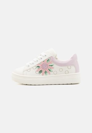 Trainers - white