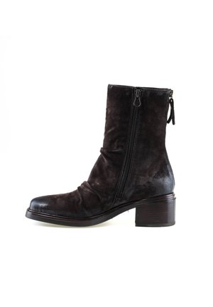 Schwarzer Wildleder-Mid-Calf-Stiefel mit seitlichem Reißverschluss, niedrigem Blockabsatz und leicht zerknitterter Textur auf weißem Hintergrund.