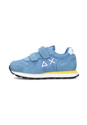 Scarpa da ginnastica blu per bambini con due cinturini in velcro, logo a triangolo bianco e X, striscia gialla sulla suola intermedia e suola esterna nera, vista laterale su sfondo bianco.