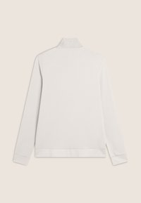 Pull-over blanc à manches longues, avec un col montant, un tissu texturé et des poignets et un ourlet côtelés. Design simple et épuré sans motifs visibles.