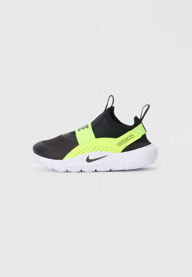 Baskets slip-on noires et vert néon avec une tige texturée et une semelle blanche marbrée. Présente un logo en évidence et une languette.