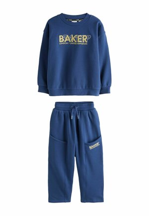 Marineblaues Sweatshirt- und Hosen-Set mit gelbem "Baker London United Kingdom"-Logo auf Brust und Hosentasche.