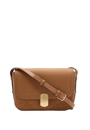 Brązowa skórzana torba na ramię z zamszowym spodem, regulowanym paskiem i prostokątną złototonową klamrą na przedniej klapie.