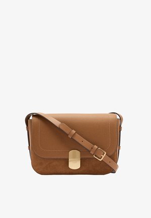 Brązowa skórzana torba na ramię z zamszowym spodem, regulowanym paskiem i prostokątną złototonową klamrą na przedniej klapie.