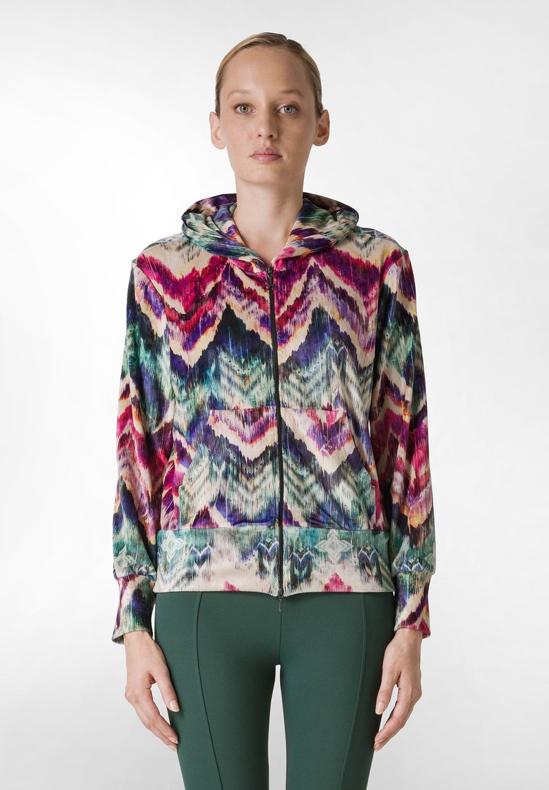 Giacca con cappuccio in un motivo zigzag multicolore, realizzata in tessuto morbido, dotata di una cerniera frontale e polsini elastici, completata da tasche frontali.
