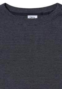 Maglietta a maniche lunghe a righe blu navy con scollatura rotonda. Presenta sottili righe bianche e un'etichetta con la scritta "CECI" sul colletto.