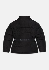 Czarna kurtka puchowa z wysokim kołnierzem, z poziomym pikowaniem i elastycznym paskiem w talii z logo "Calvin Klein Jeans".