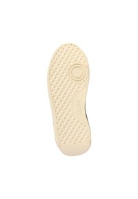 Suela de un zapato con una superficie de goma texturizada de color crema, que presenta un patrón de diamantes y un acento circular cerca del área del arco.