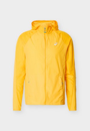 Leuchtend gelbe, leichte Zip-Up-Jacke mit Kapuze, langen Ärmeln, zwei Reißverschlusstaschen und einem kleinen weißen Logo auf der Brust.