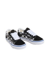 Scarpe da skate a scacchi bianco e nero con accenti in suede, lacci bianchi, suola in gomma e dettagli blu lungo il bordo.