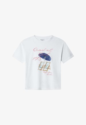 Weißes T-Shirt mit kurzen Ärmeln und dem Aufdruck "Coastal Cool 1973" sowie einer Illustration von zwei Strandstühlen unter einem blauen Sonnenschirm auf der Vorderseite.