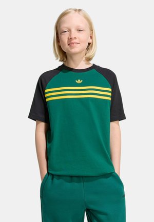 adidas Originals, REGULAR TS - Camiseta estampada - green