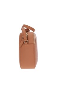 Borsa a tracolla in pelle color cuoio con una forma strutturata, dotata di chiusura con zip, una piccola maniglia superiore e delicati dettagli in oro.