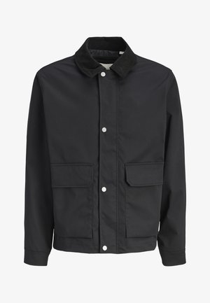 Fekete alkalmi dzseki kordbársony gallérral, patentos zárral és két nagy első zsebfedővel.