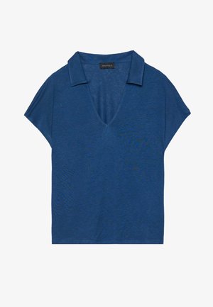 Haut bleu à manches courtes avec un col en V et un col. Fabriqué en tissu léger, présentant une finition légèrement texturée. Étiquette visible au niveau de l'encolure.