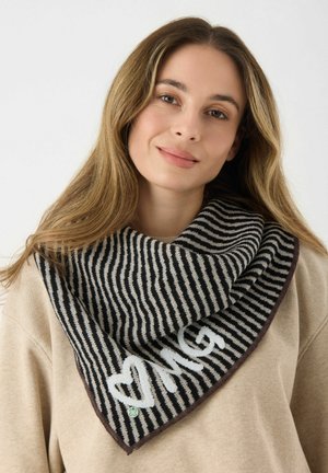 Écharpe rayée noir et blanc avec une texture douce, ornée d'un "OMG" brodé en blanc et d'un design de cœur, bordée d'une outline marron.