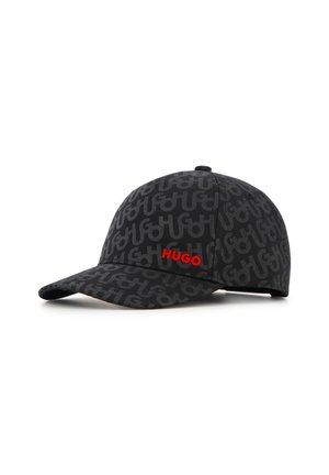 Casquette de baseball noire avec un motif répétitif "HUGO" gris foncé et un texte rouge "HUGO" sur le côté avant gauche au-dessus de la visière.