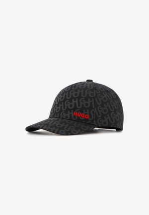 Casquette de baseball noire avec un motif répétitif "HUGO" gris foncé et un texte rouge "HUGO" sur le côté avant gauche au-dessus de la visière.