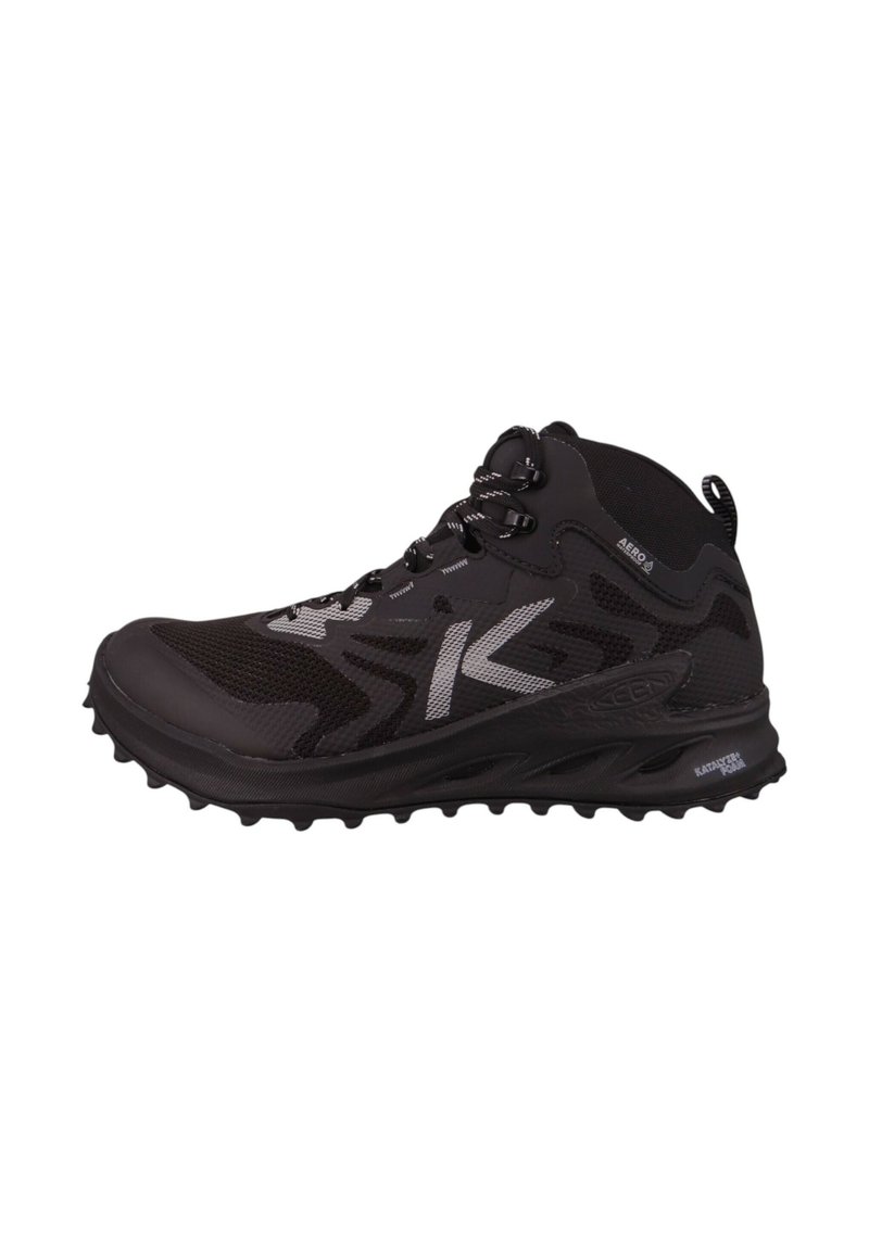 Czarne wysokie buty trekkingowe z wzmocnionym noskiem, teksturowaną podeszwą, odblaskowym logo i sznurówkami, zaprojektowane do użytku na szlakach górskich.