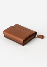 Portafoglio in pelle marrone con chiusura a zip, caratterizzato da una superficie liscia, bordi arrotondati e una piccola tracolla con bottone a pressione.