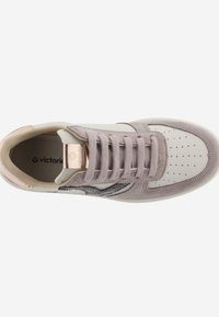 Sneaker avec une tige en cuir blanc, des accents en daim lavande et une boîte à orteils perforée. Présente un matériel rose clair et des détails de lacets texturés.