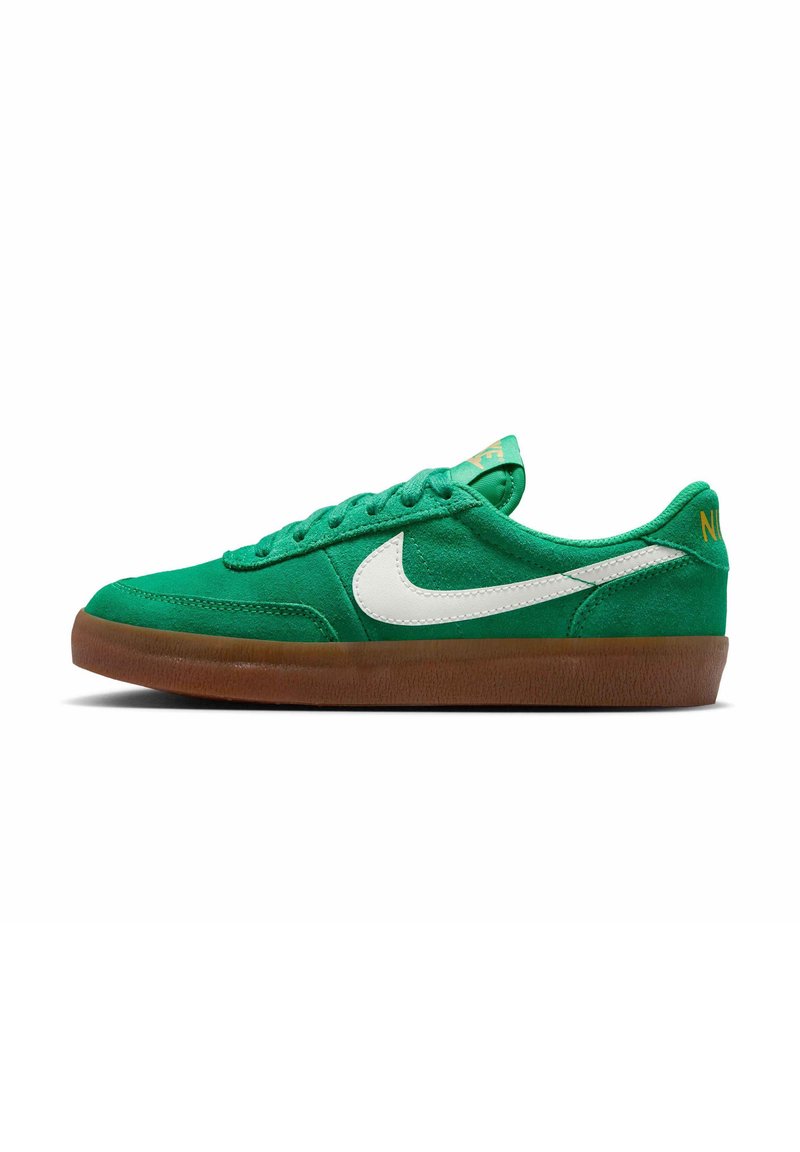 Zöld velúr edzőcipők fehér swoosh-sal és texturált felülettel. Gumitalpú, sárga márkajelzéssel a saroknál. Fűzős kialakítás.