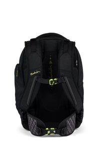 Schwarzer Rucksack mit ergonomischem Design, gepolstertem Netzrücken, verstellbaren Trägern und neongrünen Akzenten. Die Merkmale umfassen ein Schachbrettmuster am Hüftriemen.