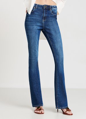 Blaue Jeans im Schlagstil mit hoher Taille, fünf Taschen Design, dezenten Waschdetails und Nähakzenten entlang der Nähte und Taschen.