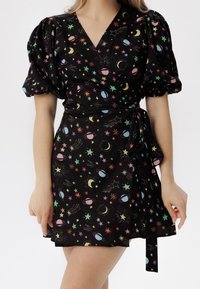 Czarna sukienka kopertowa z bufkami i wielokolorowym, kosmicznym wzorem gwiazd i planet. Wykonana z lekkiego materiału, z wiązaniem w talii.