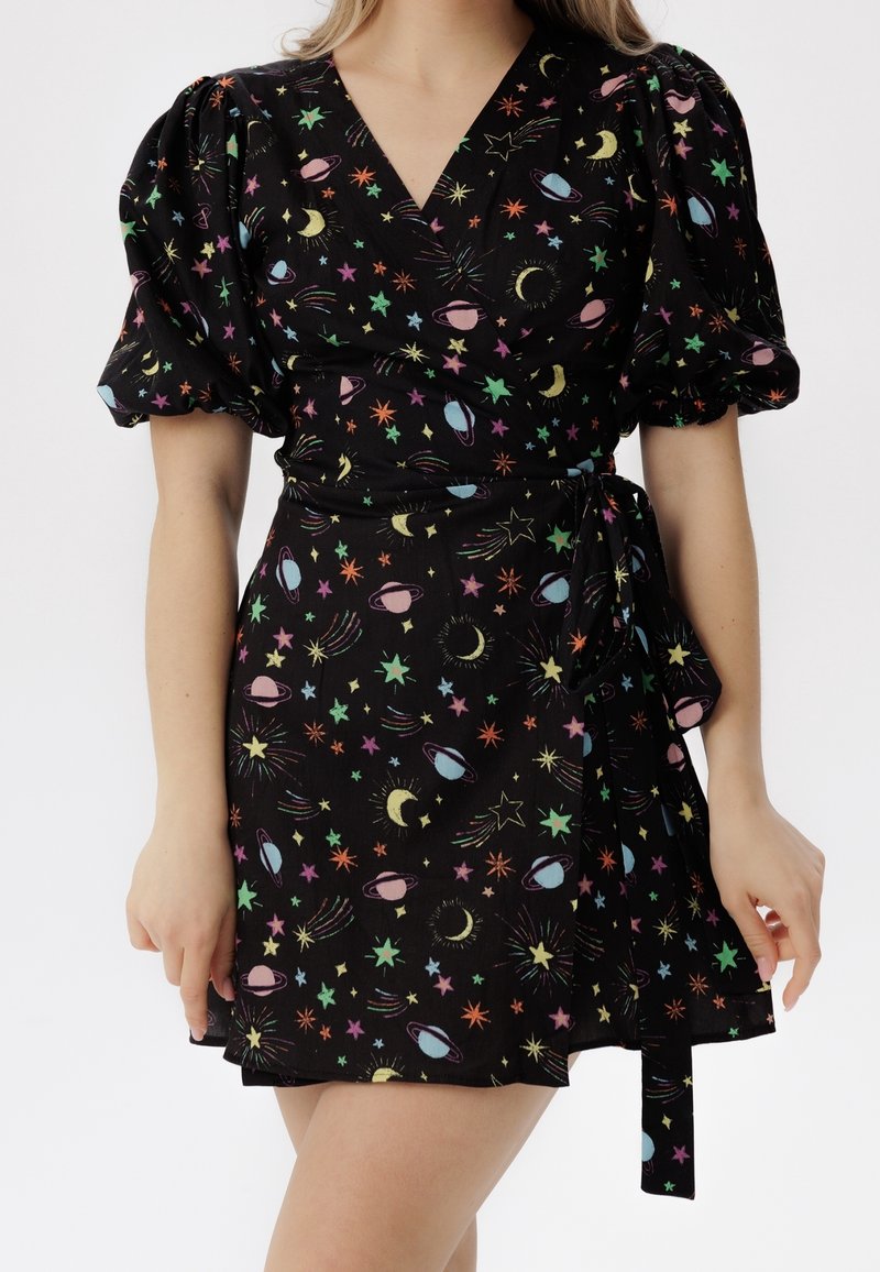 Czarna sukienka kopertowa z bufkami i wielokolorowym, kosmicznym wzorem gwiazd i planet. Wykonana z lekkiego materiału, z wiązaniem w talii.