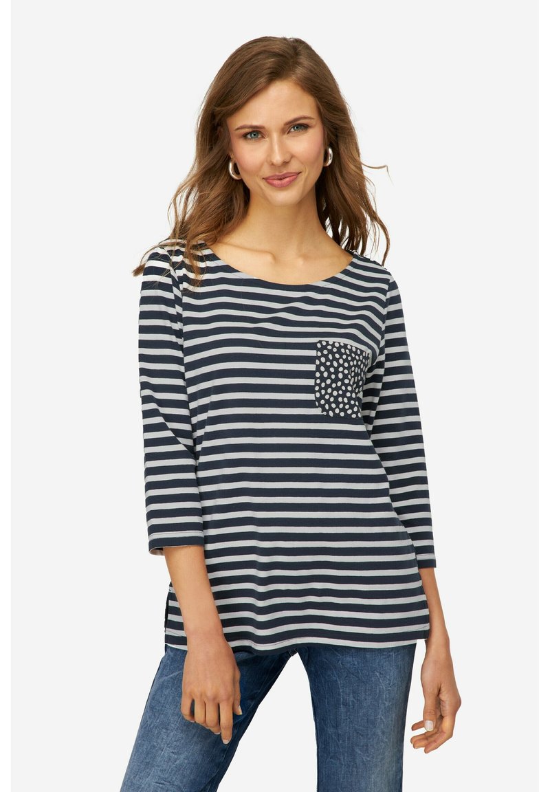 Camicia a strisce blu navy e grigio con maniche a tre quarti e tasca a pois. Materiale morbido con vestibilità rilassata. Design semplice e casual.