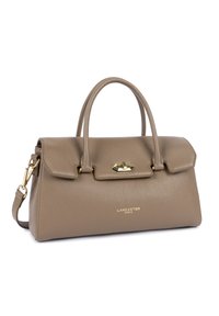 Sac à main en cuir beige avec des poignées doubles, une fermeture à clasp dorée et un logo en relief à l'avant. Texture lisse et design structuré.