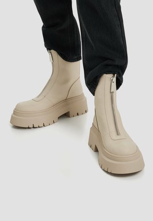PULL&BEAR, Boots à talons - nude