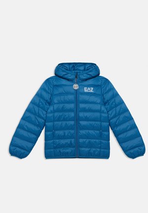 Veste matelassée bleue à capuche avec fermeture éclair frontale et logo EA7 Emporio Armani sur la poitrine.