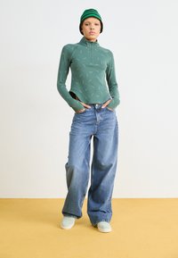 Nike Sportswear LOGO - Vesta - vintage green/light army