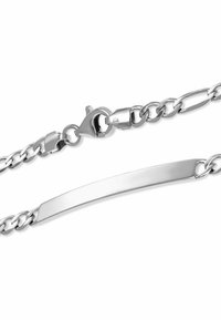 Bracciale in argento con una barra piatta e liscia per incisione, dotato di chiusura a moschettone e design a maglie tonde. Finitura lucida.