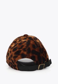 Cappello in tessuto a stampa leopardata, con visiera curvata, cinturino regolabile e un motivo marrone e nero testurizzato.
