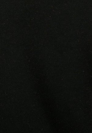 Tessuto nero con una texture liscia e morbida e una leggera lucentezza. Il materiale sembra finemente tessuto, con occasionali piccole fibre visibili.