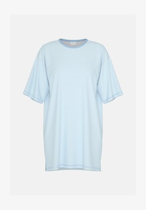 Vaaleansininen ylikokoinen T-paita, joka on valmistettu pehmeästä kankaasta ja jossa on vaakasuorat valkoiset raidat, lyhyet hihat ja pyöreä pääntie. Ei taskuja tai muita yksityiskohtia.