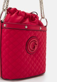 Guess Olkalaukku - red