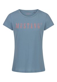 Lichtblauwe katoen t-shirt met korte mouwen en ronde hals. Heeft de tekst "MUSTANG" in koraalkleurige letters op de borst gedrukt.