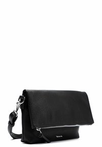 Svart läderclutch med en vikbar klaff, zip-ficka och silverfärgad hårdvara. Har en texturerad yta och avtagbar rem.
