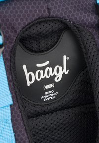 Interno imbottito nero con texture a rete esagonale, dotato di un logo prominente che recita "baagl" e "SISTEMA ERGO ANATOMICO." Accenti blu visibili.