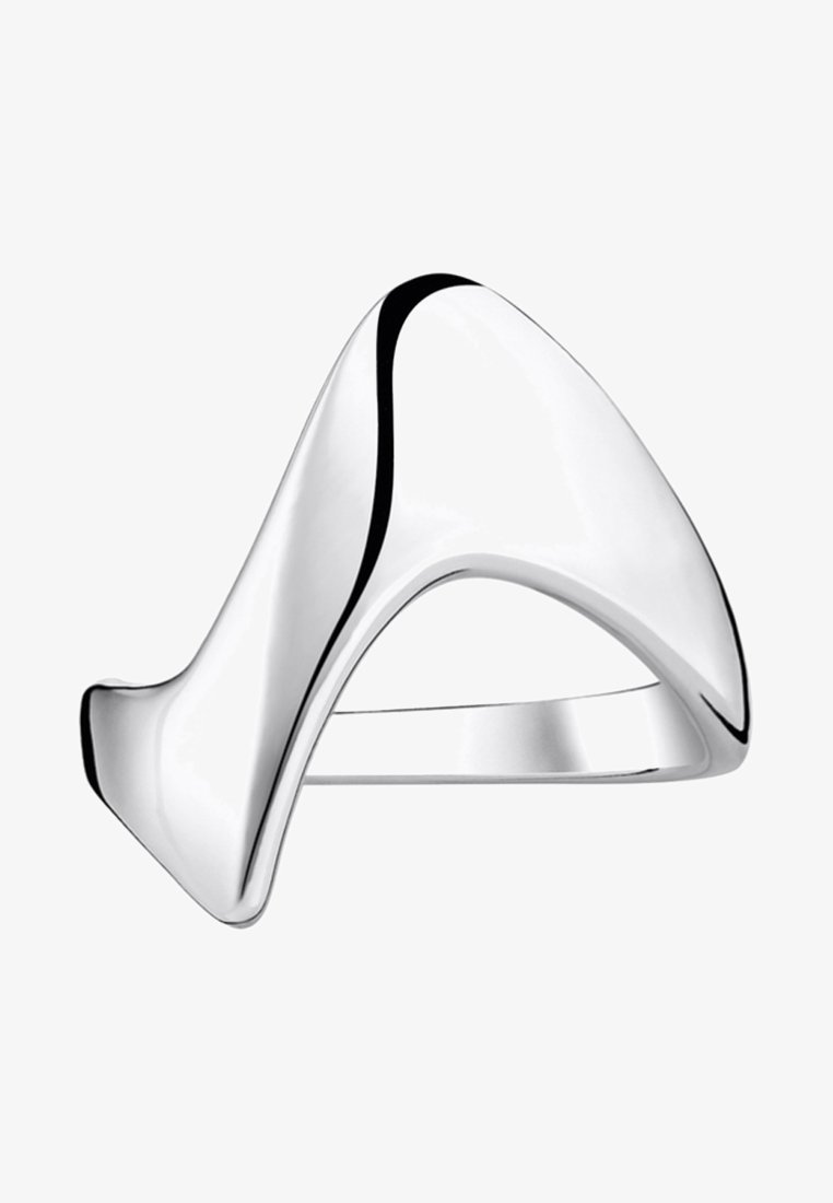 Bague en argent poli avec un design fluide ressemblant à une vague. Présente une forme large et incurvée ainsi qu'une texture lisse et réfléchissante. Légère et moderne.