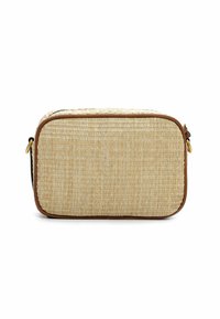 Bolso rectangular de paja natural con superficie texturizada, ribete de cuero marrón y cierre de cremallera. Diseño ligero y compacto.