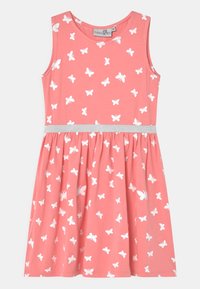 Korálové šaty s bílým potiskem motýlů, bez rukávů, kulatým výstřihem a stříbrným elastickým páskem; vyrobené z měkké, lehké látky.