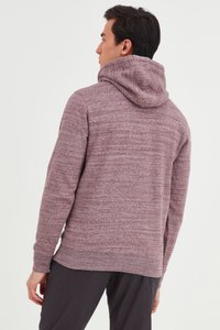 Sudadera color burdeos con un acabado texturizado, que cuenta con una capucha con cordón y puños acanalados. El diseño es casual y ajustado, con una tela suave.