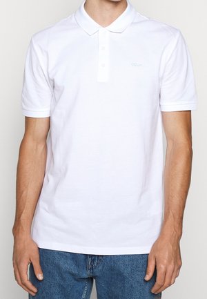 Polo shirt blanc à manches courtes en coton, doté d'un col classique, d'une patte de boutonnage à trois boutons et d'un subtil détail de logo en bleu clair.